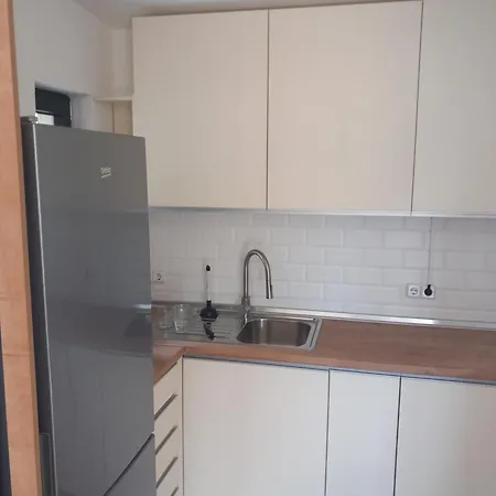 Hills,small With Garden And Garage Apartment