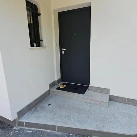 Hills,small With Garden And Garage Apartment *
