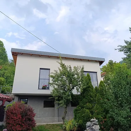Hills,small With Garden And Garage *