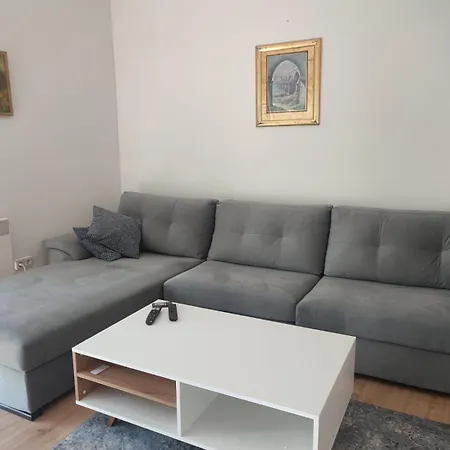 Apartment Hills,small With Garden And Garage *