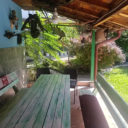 Hills,lux Small With Garden And Garage,old Apartamento