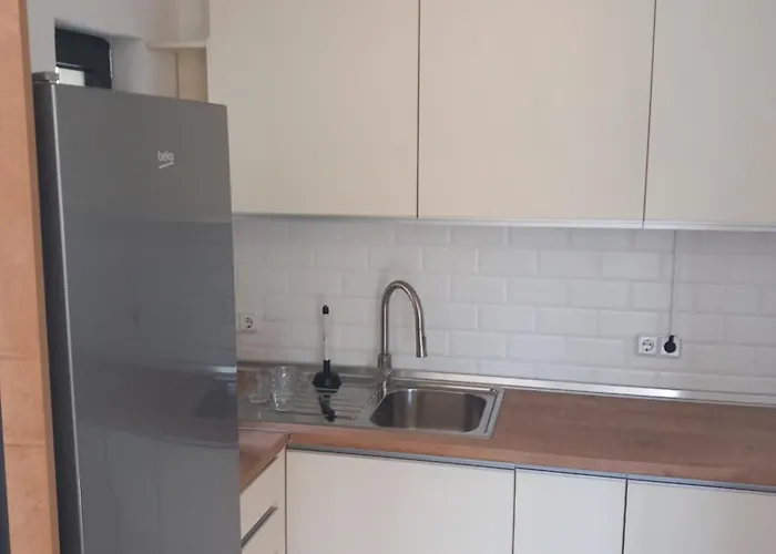 Hills-pool&jacuzzi Private Garden Home-near Old Town شقة