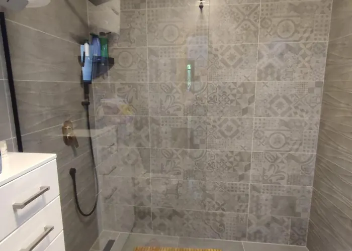 Hills-pool&jacuzzi Private Garden Home-near Old Town شقة